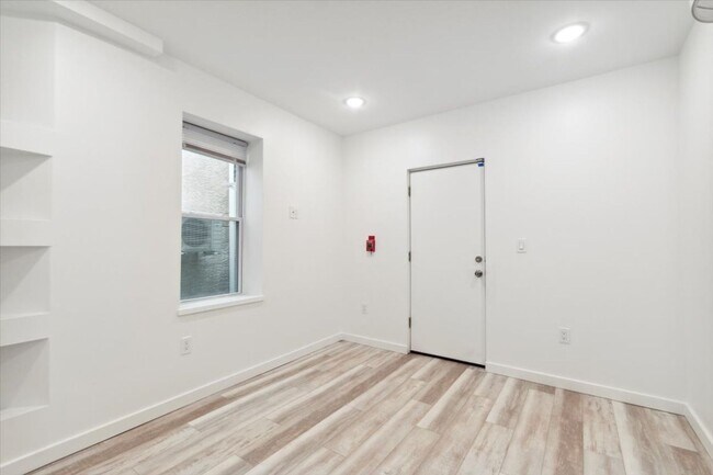 Building Photo - Private fenced yard! Modern, stylish & fully updated apartment!