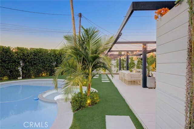 Building Photo - 8161 Encino Ave