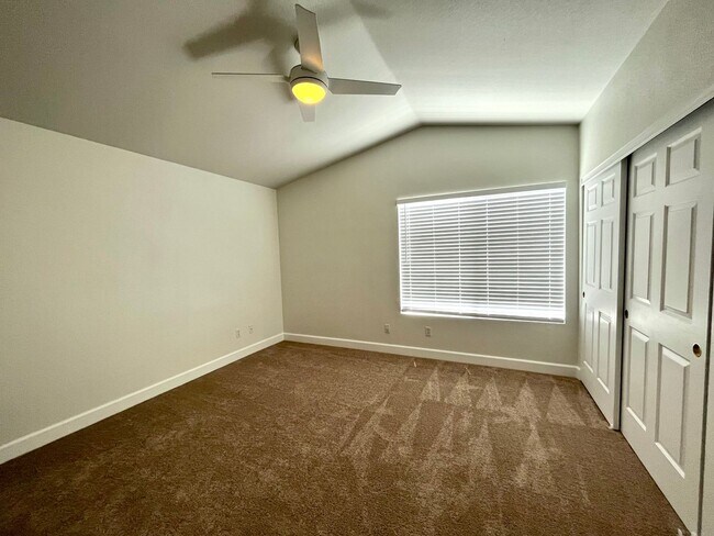 Building Photo - 3 bedroom and 2.5 bath in prime Henderson !! 89074 - Nearby School!
