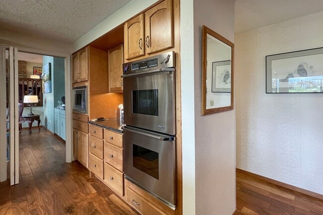 Building Photo - Fully Furnished Home