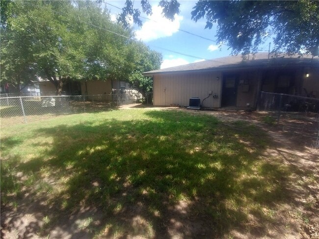 Building Photo - 703 San Saba Dr
