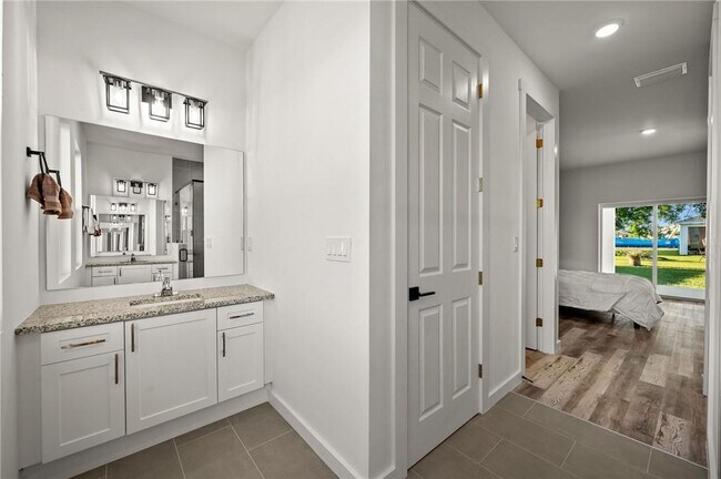 Building Photo - 1515 Nelson Rd N