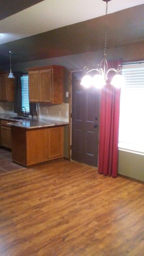 Building Photo - PRE-LEASING FOR FALL. 3 bed, 2 bath, 2 car garage home in Woodcreek Addition!