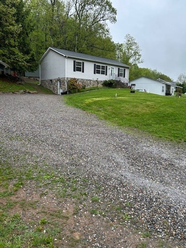 Building Photo - 3 bedroom 3 bathroom