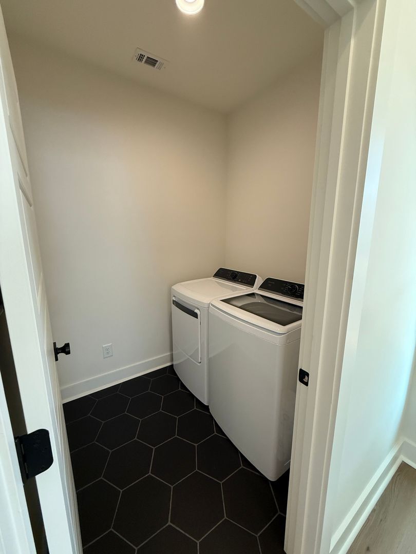 Building Photo - Awesome New Construction 5BR House Close t...