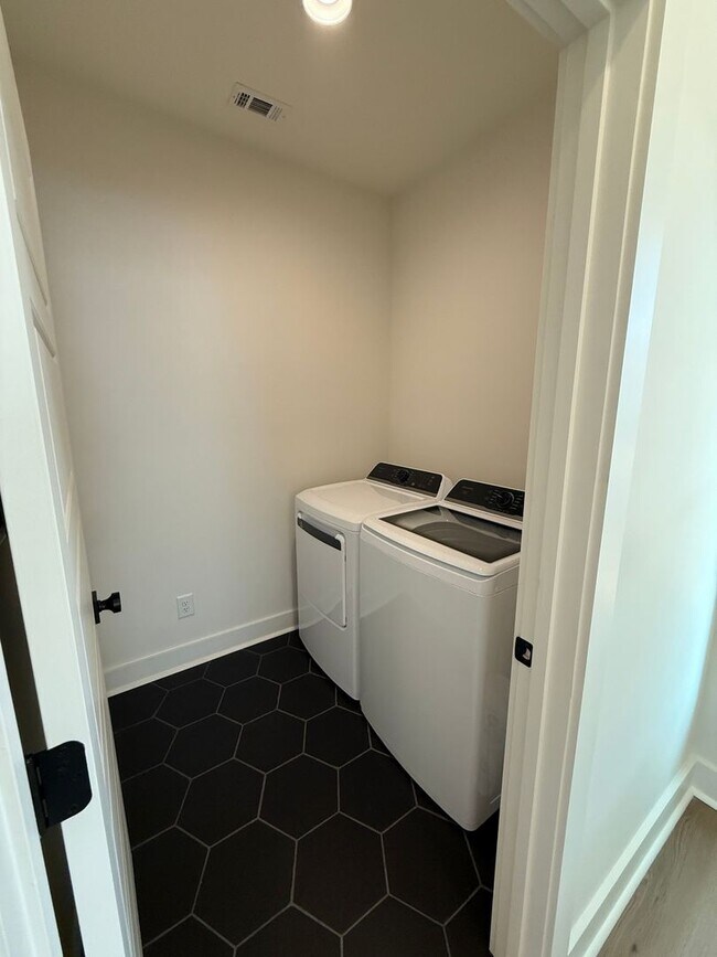 Building Photo - Awesome New Construction 5BR House Close to Campus