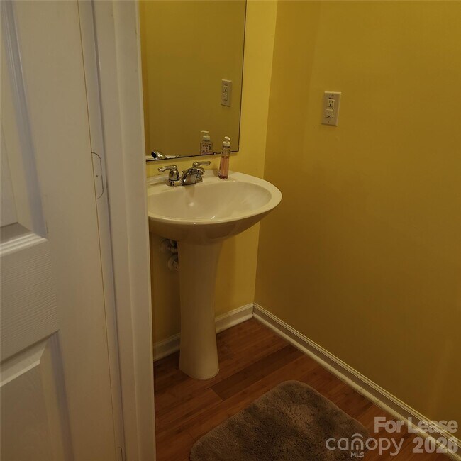 Building Photo - 1045 Willow Wind Dr