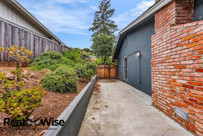 Building Photo - 315 Crestmont Dr