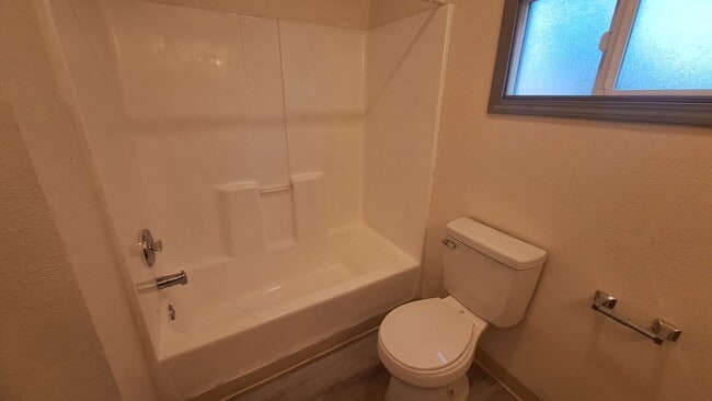 Building Photo - 4 bedroom 2.5 bath home with main level be...