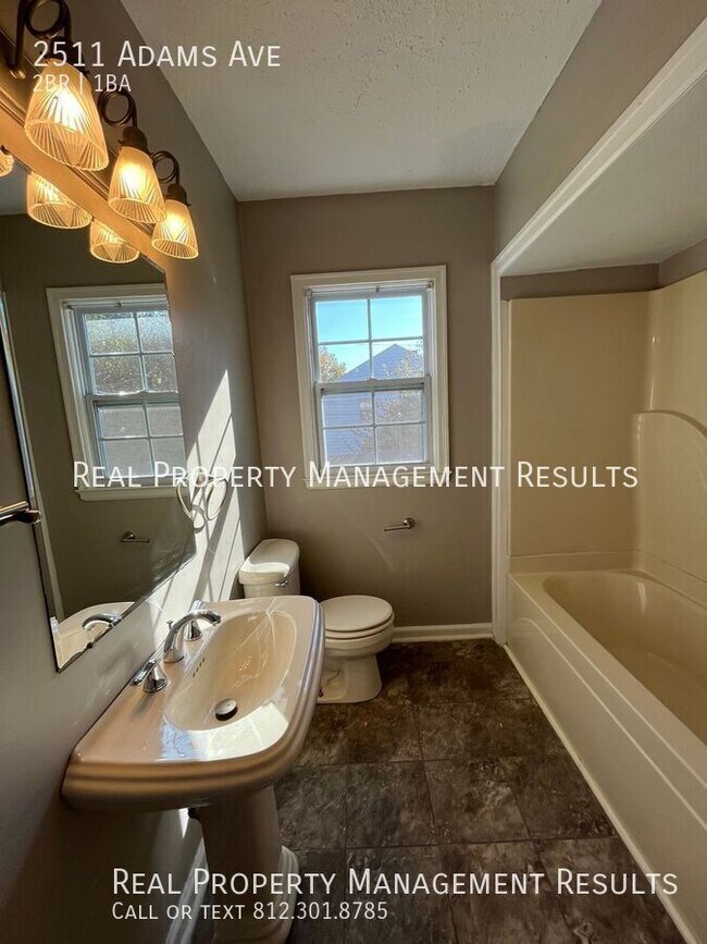 Building Photo - 2 Bedroom, 1 Bath Duplex, Eastside Location