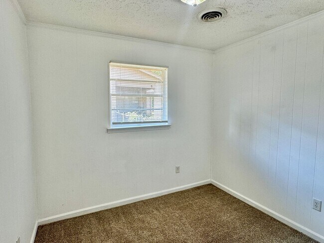 Building Photo - Cozy Meets Spacious: 4BR/2BA with Bonus Den & Patio