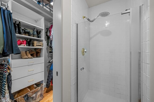 Building Photo - Beautiful loft in Downtown Denver!