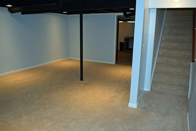 Building Photo - Sharp 2 bedroom, 2 1/2 bath with basement ...