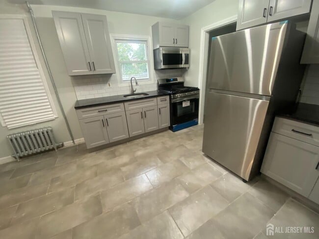 Building Photo - 148 Jones Ave