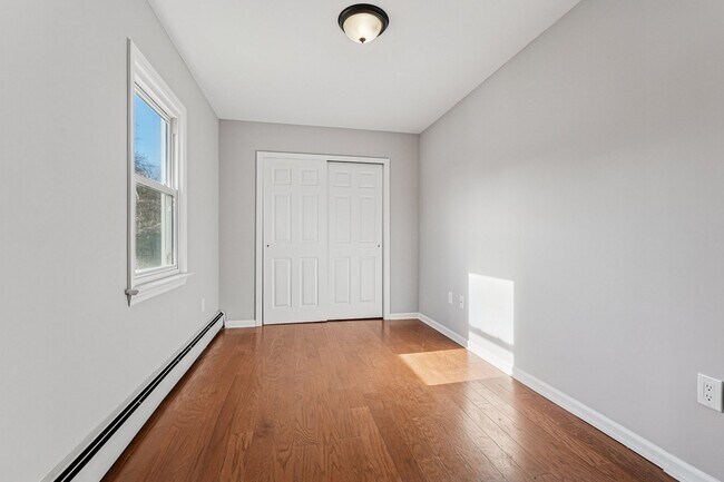 Building Photo - 145 Pleasant Valley Way