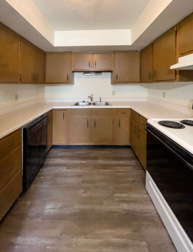 Building Photo - Spacious Ground Floor 2 Bed with Screened Porch!