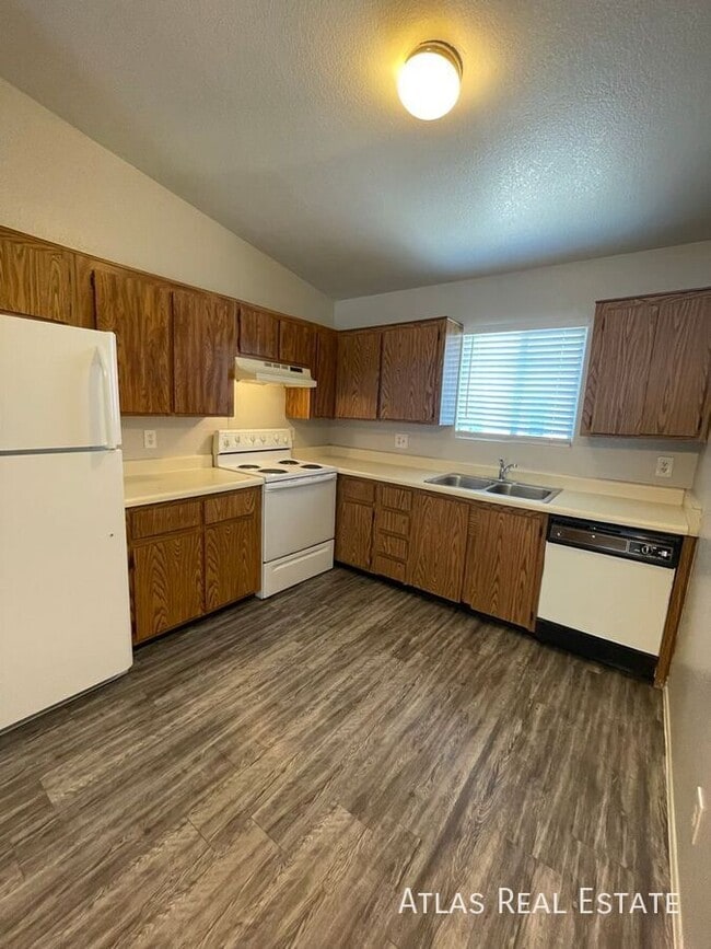 Primary Photo - 465 W Ivyglen St