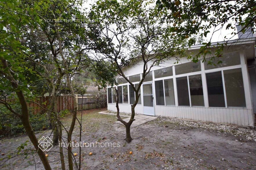 Building Photo - 2139 Lady Di Ln