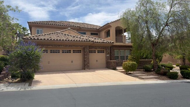 Building Photo - A Perfect Blend of Luxury, Comfort & Style