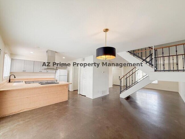 Building Photo - 4440 W Solano Dr N