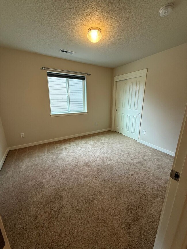 Building Photo - Gorgeous 4Bd/2.5Ba Craftsman Home in East Vancouver!