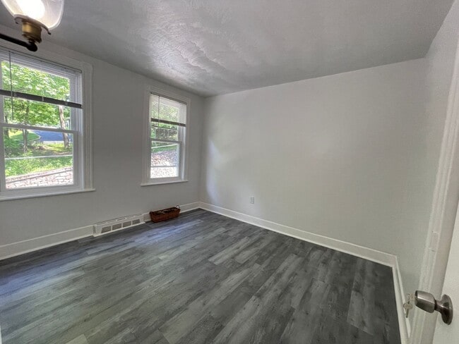 Building Photo - Brand New 5 bedroom 2 Bathroom