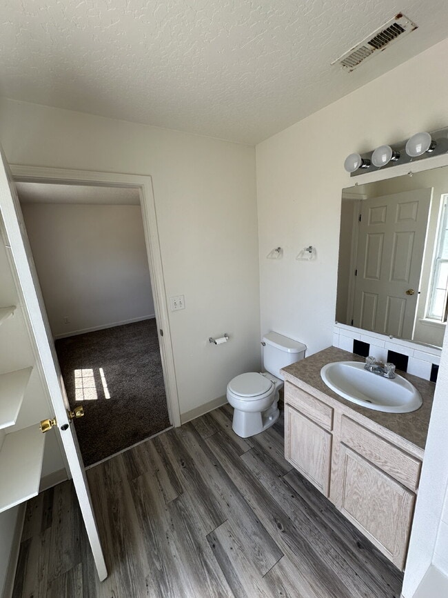 Building Photo - Upper Level 2 Bedroom 1 Bath Apartment