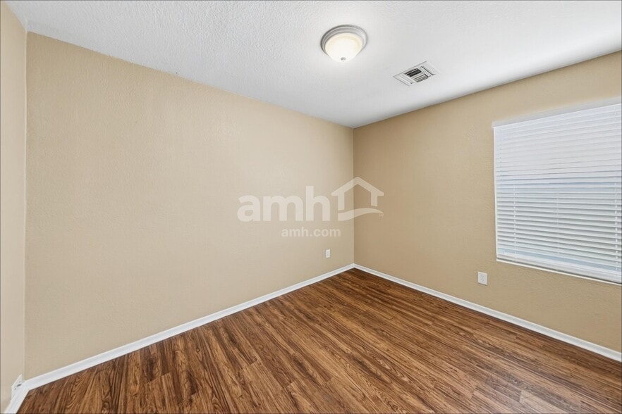 Building Photo - 494 W Great White St