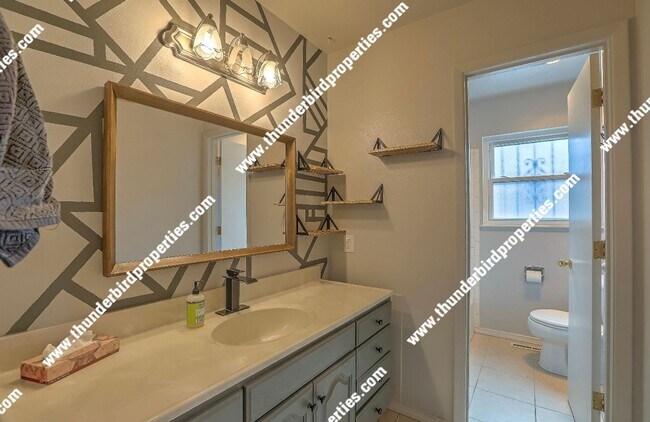 Building Photo - Updated 3 Bedroom, 2 Bathroom, 2 Car Garag...