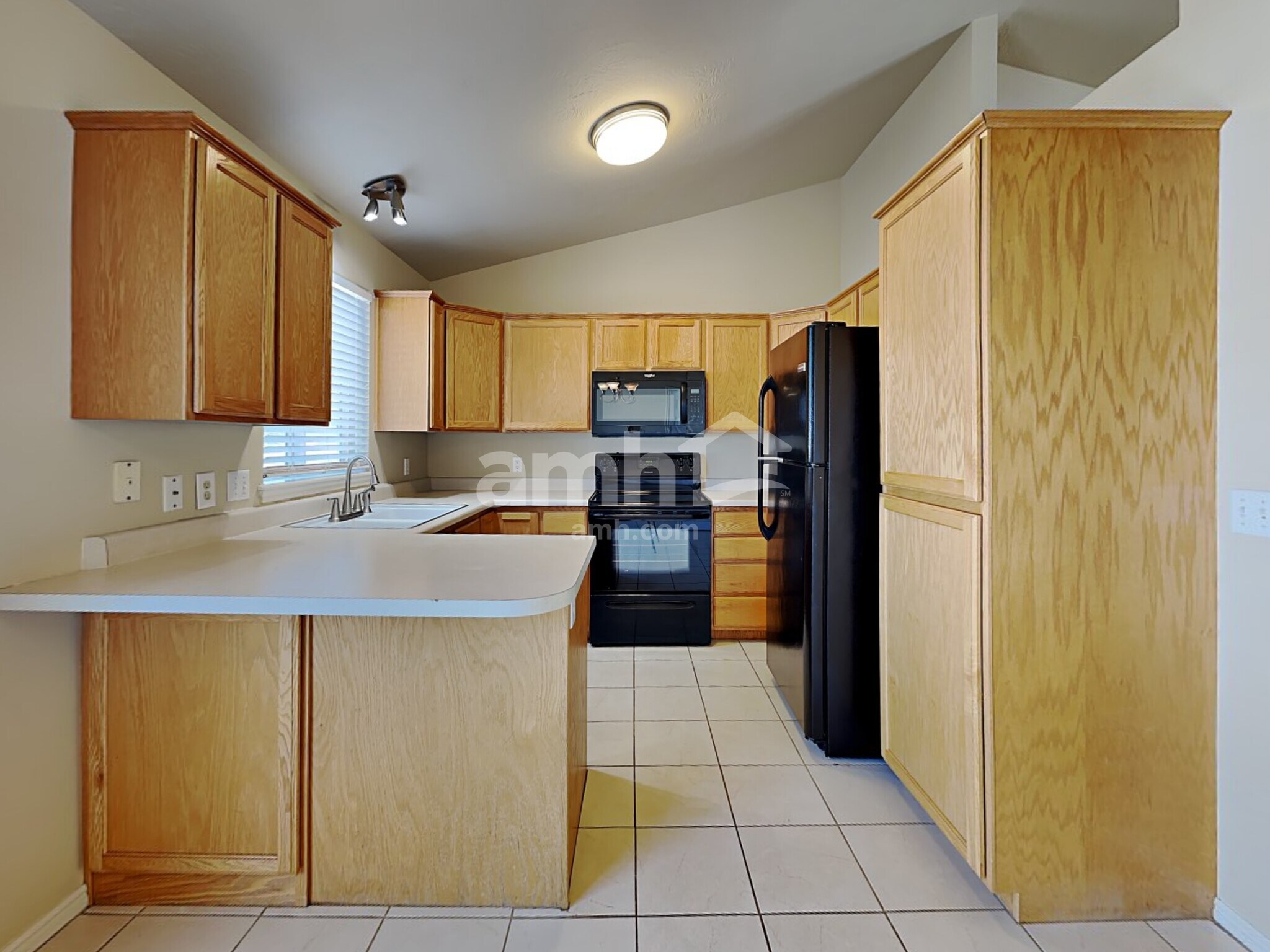 Building Photo - 6002 S Ridge Flower Way