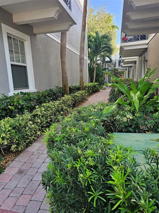 Building Photo - 2309 NE 9th Ave