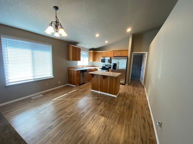 Building Photo - Single-Level Home in a Convenient NE Bend Location