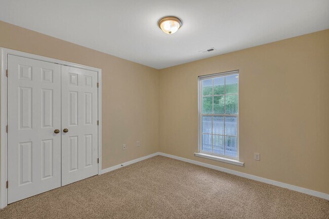 Building Photo - Charming 3-Bedroom Home on Large Acreage L...