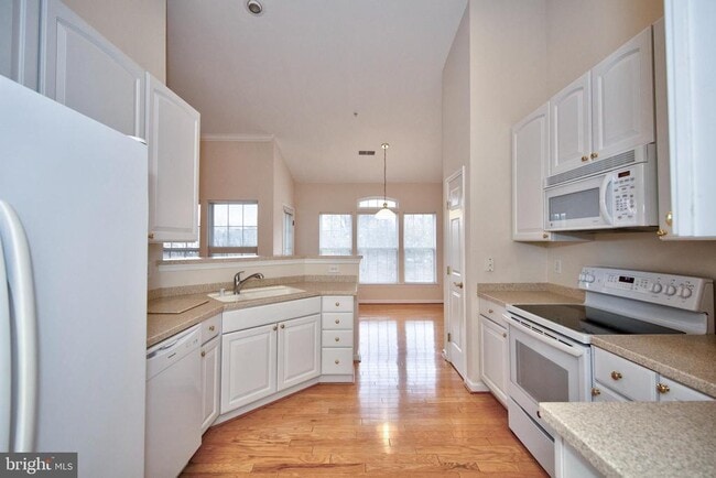 Building Photo - 712 Kings Path