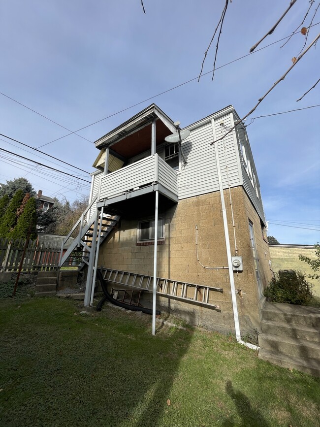 Building Photo - 437 Fountain St