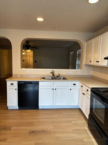 Building Photo - 1427 Range Fld
