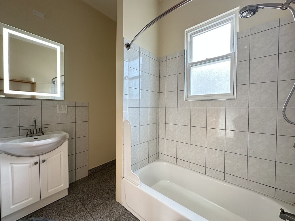 Building Photo - 2028 N Hamlin Ave