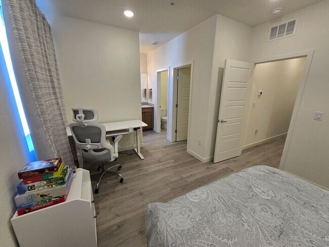 Building Photo - New Modern Fully Furnished Three-Story Townhome Near the Truckee River