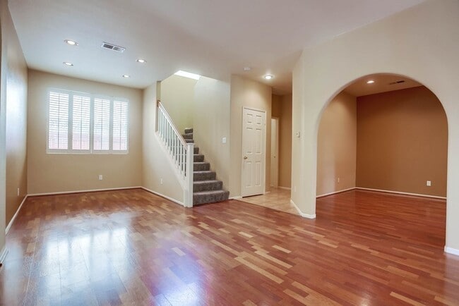 Building Photo - Available Now!! Spacious 4 Bedroom Plus a ...