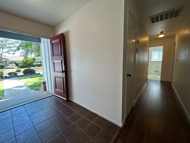 Building Photo - Updated 4-Bedroom Single-Story Home in Con...