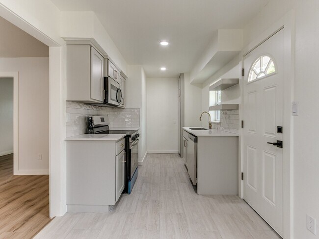 Building Photo - 1-Bedroom Apartment for Rent Near Midtown