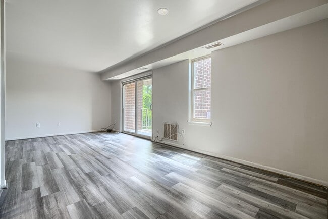 Building Photo - 14 Mountbatten Ct