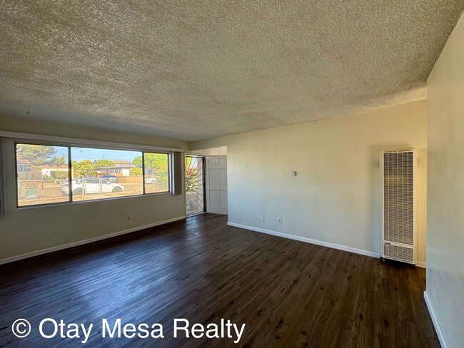 Building Photo - Charming 2-Bedroom Home with Expansive Out...