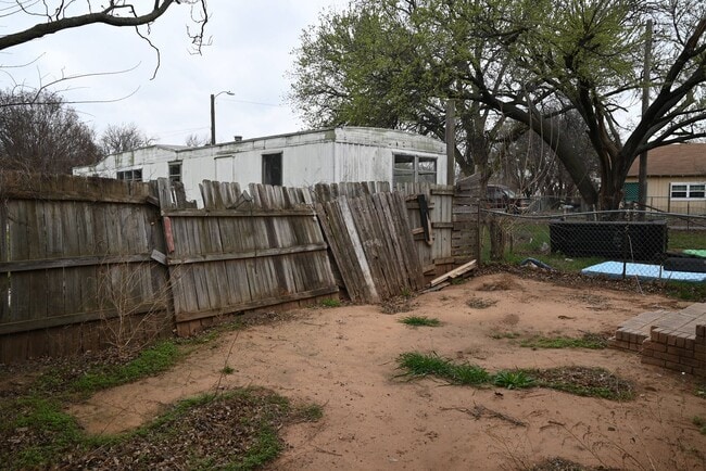 Building Photo - 600 E 1st St