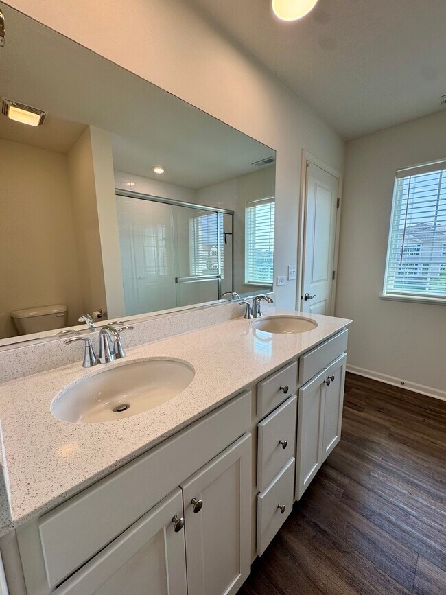 Building Photo - 15036 W Cyrus Dr