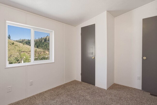 Building Photo - Peaceful Country Living with the Convenience of Town Nearby!