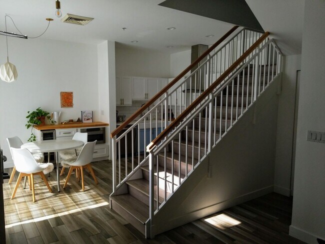 Building Photo - Little Italy 2bed Townhouse, Wait, how cut...