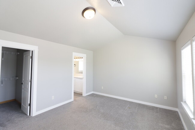 Building Photo - Charming 3-Bedroom Home with Designer Touc...
