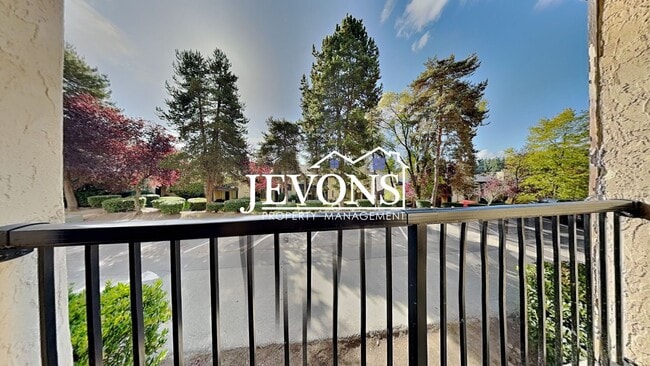 Building Photo - $990 rent credit if you move in by 11/30/2...