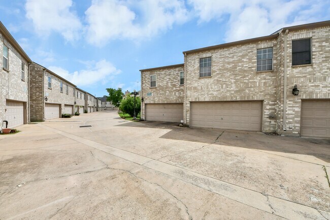 Building Photo - 3218 Holly Hall St